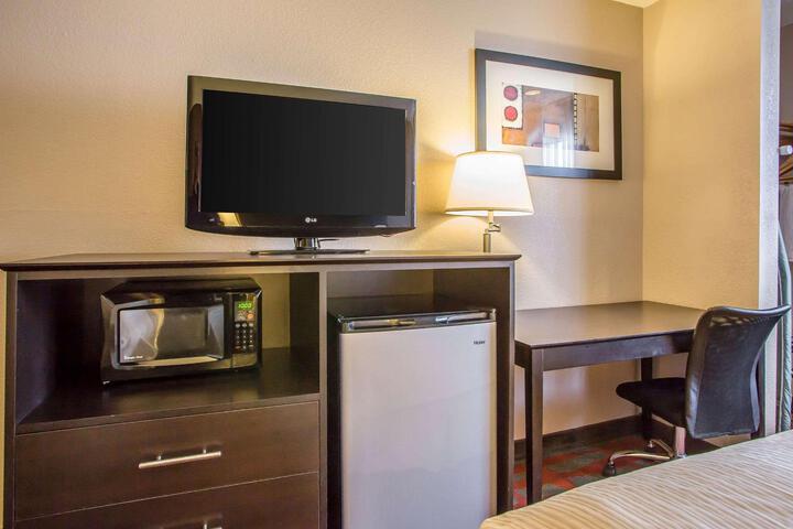 1 Queen Bed (2 of 6)