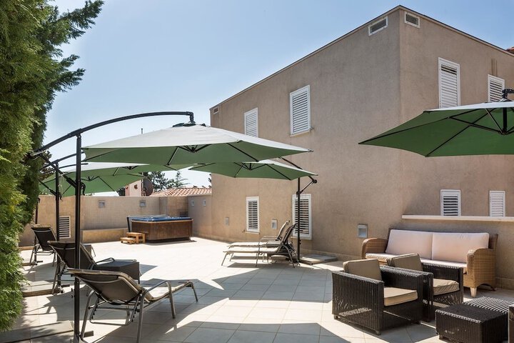 Sundeck 87 of 104