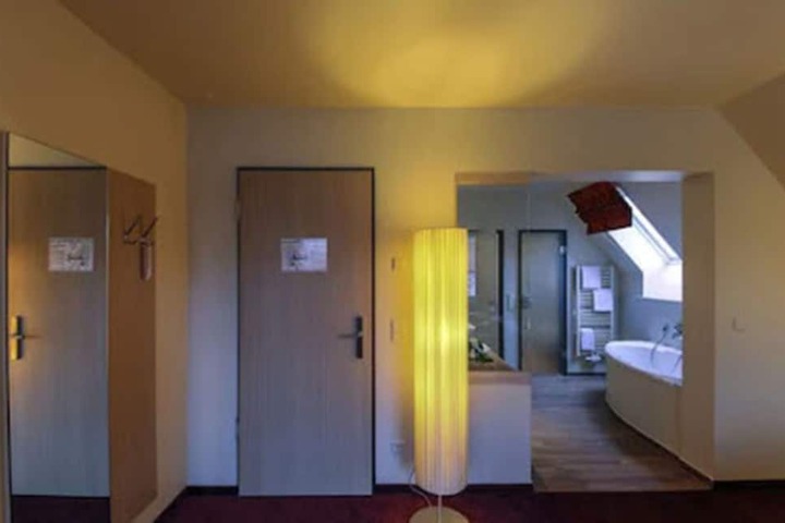 Room 17 of 37