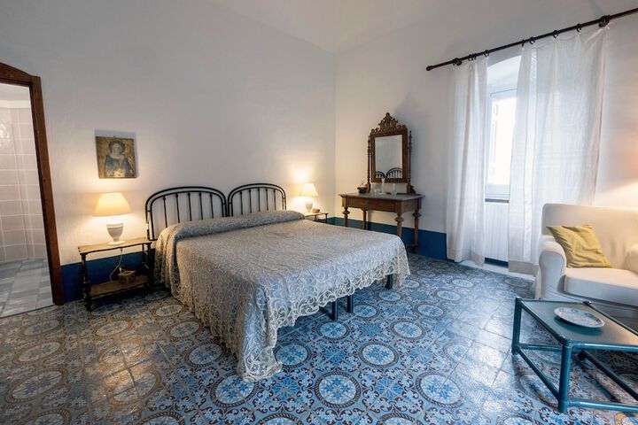 Room 2 of 37