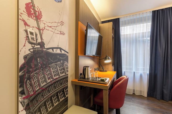 Room 25 of 49
