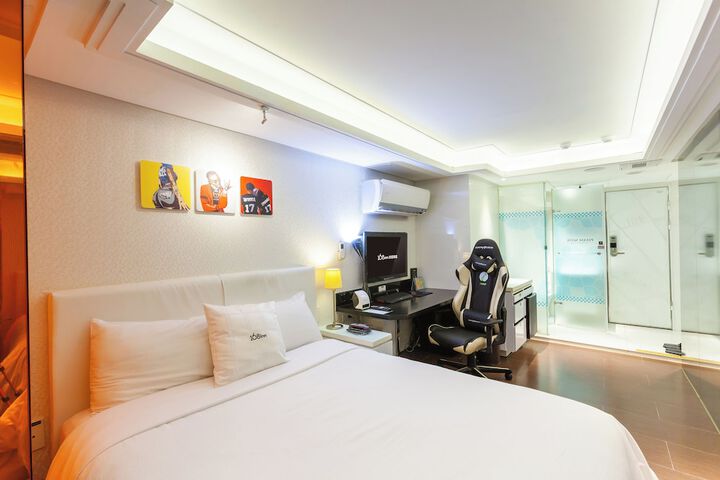 Room 9 of 14