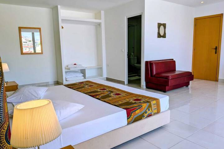 Room 4 of 12
