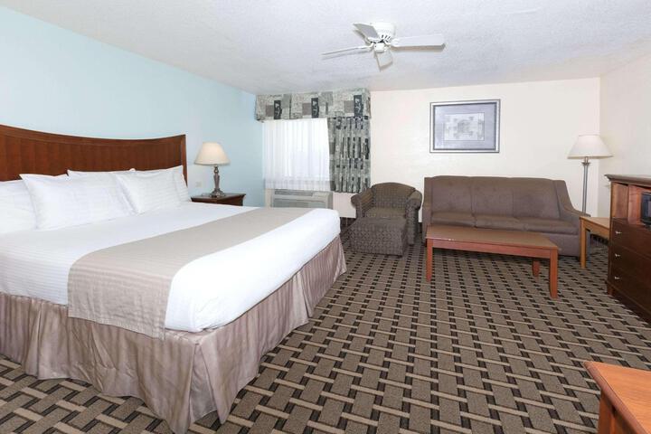 1 King Bed (8 of 10)