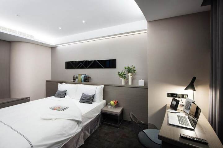 Room 9 of 32