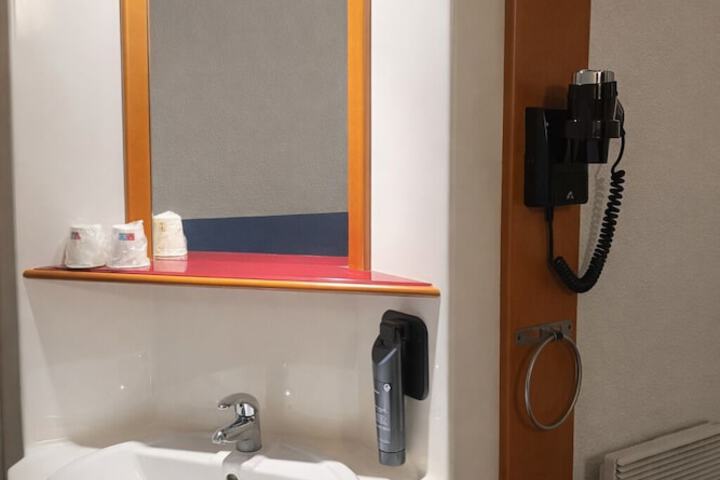 Room 12 of 28