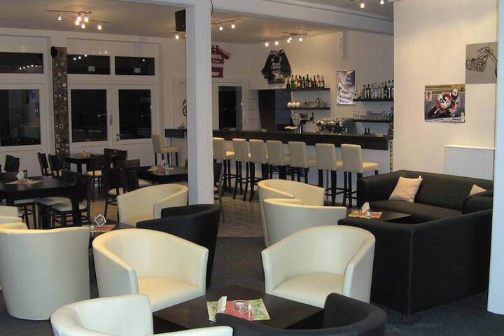 Lounge 20 of 33