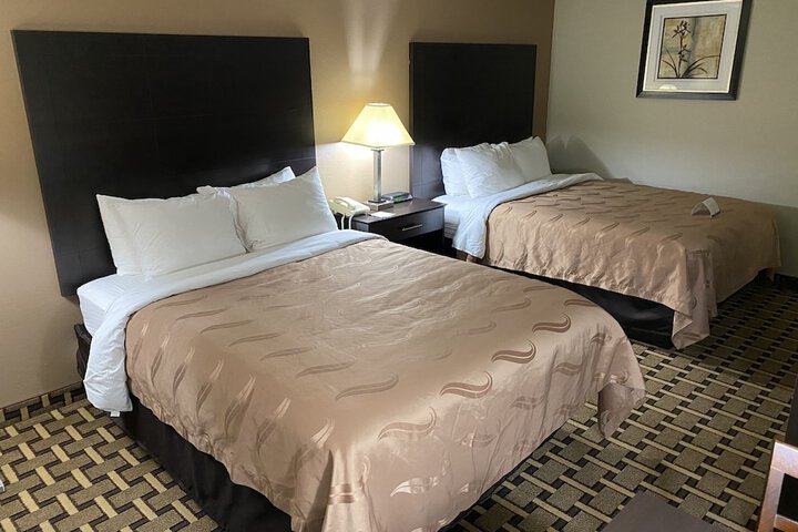 1 Queen Bed (10 of 11)