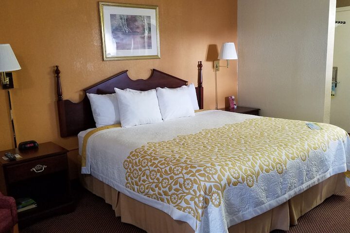 1 King Bed (9 of 10)