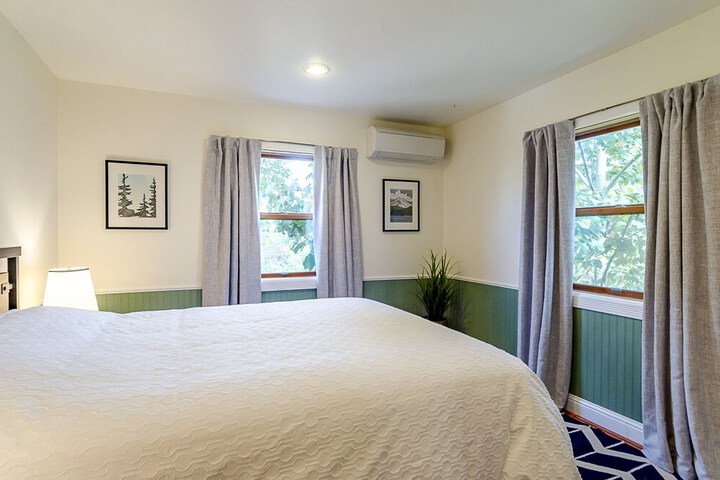 6 Luxurious 6BR Seattle Home in Seattle, WA