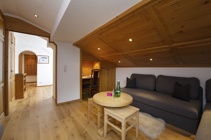 Room 43 of 176