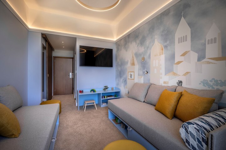 Room 5 of 75