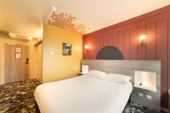Room 9 of 48