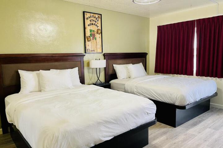 2 Queen Beds (9 of 14)