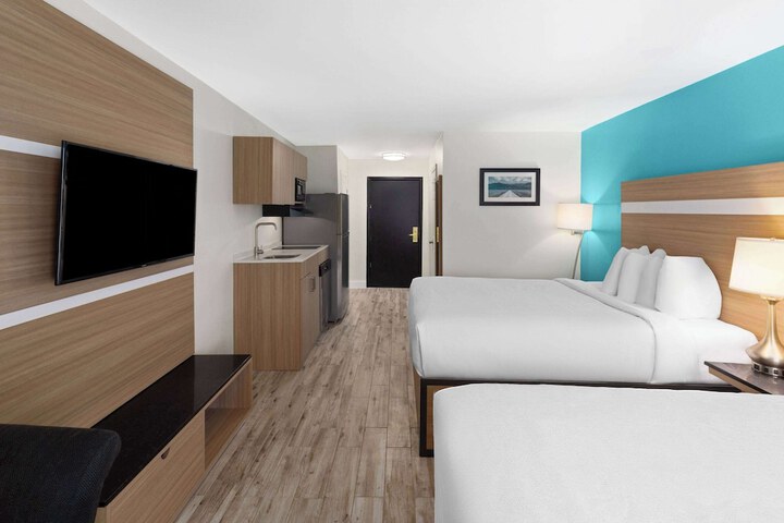 2 Queen Beds (5 of 10)