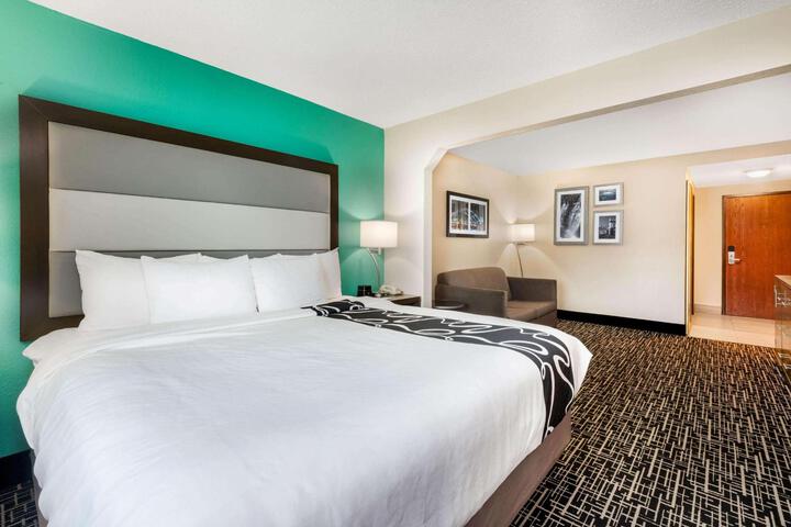 1 King Bed (4 of 10)