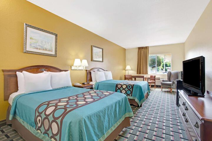 2 Double Beds (3 of 7)