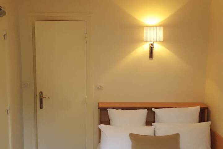 Room 28 of 65