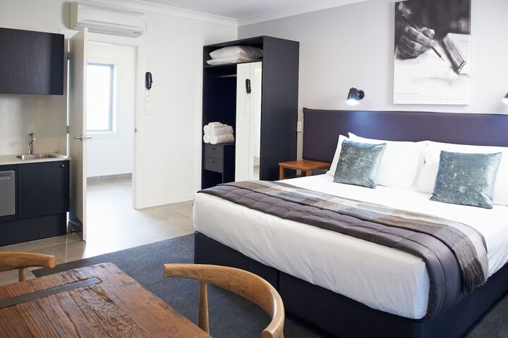 Room 6 of 28