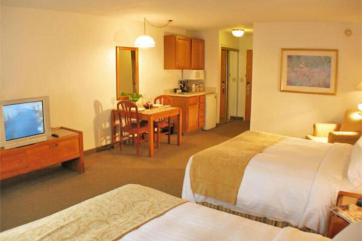 2 Queen Beds (12 of 12)