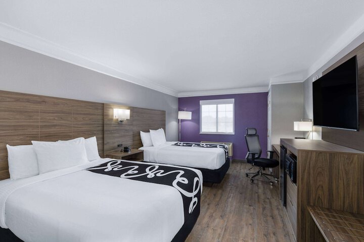 2 Double Beds (8 of 8)