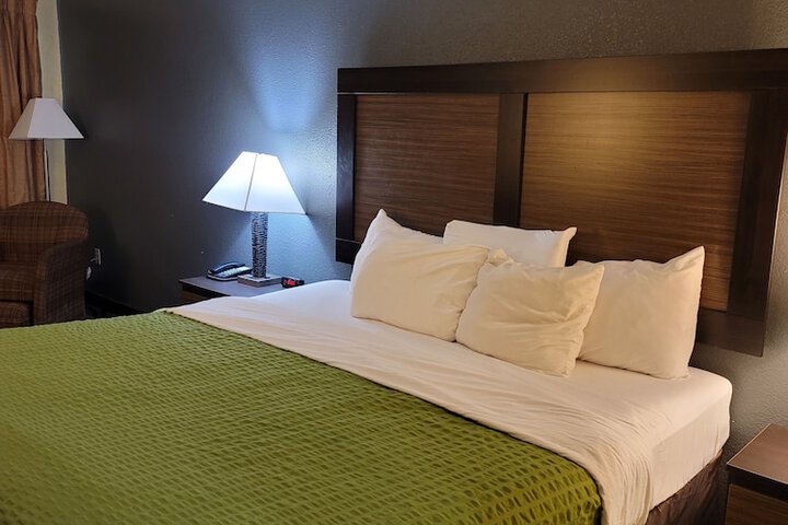 1 King Bed (6 of 6)