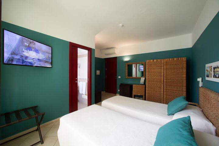 Room 14 of 27