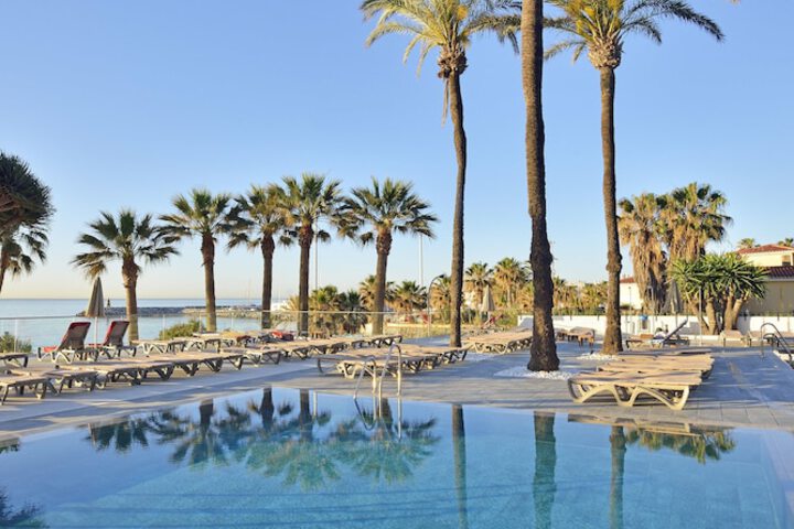 Hotel with Pool