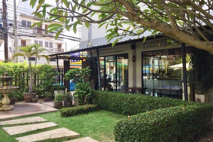 Hotel Exterior 51 of 62