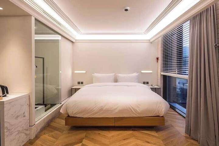 Room 9 of 11