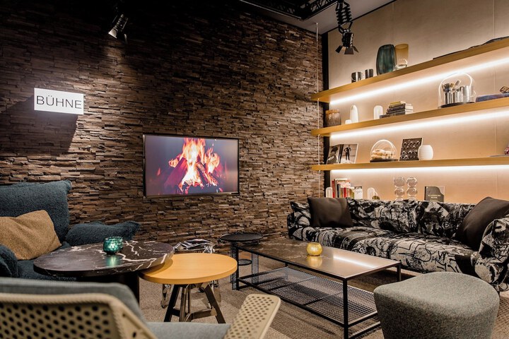 Lounge 27 of 28