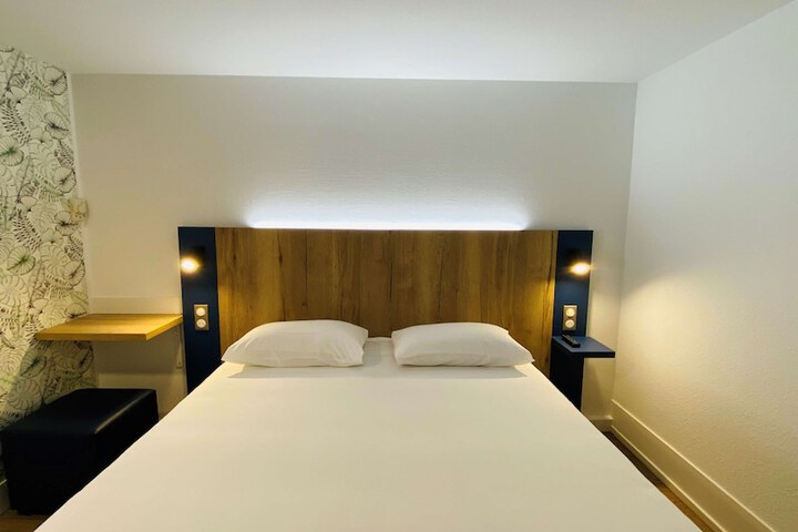 Room 10 of 33