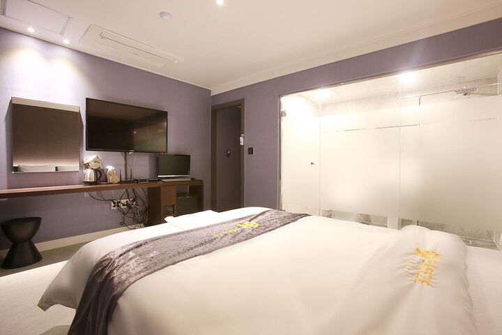 Room 52 of 83
