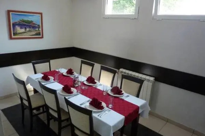 Dining 9 of 13