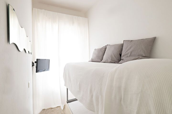 Room 12 of 19
