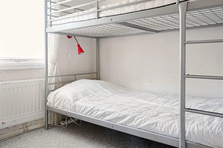 Room 6 of 12