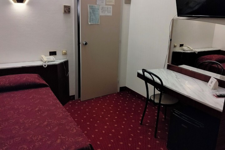Room 11 of 30