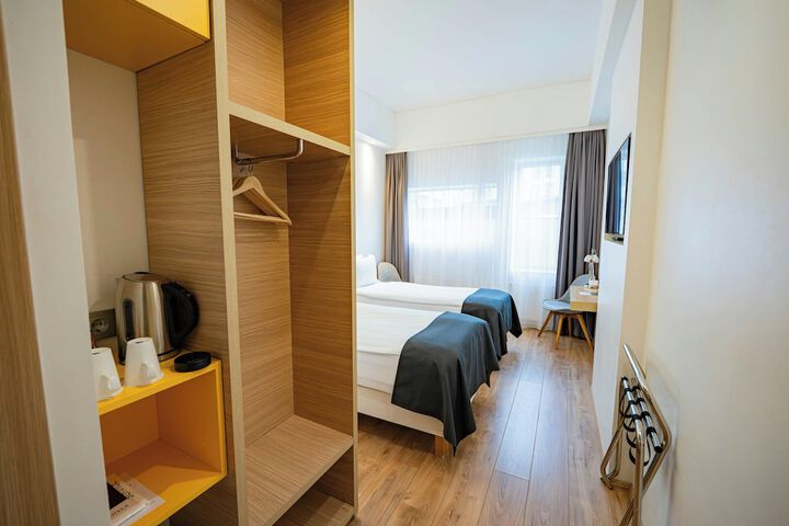 Room 8 of 31