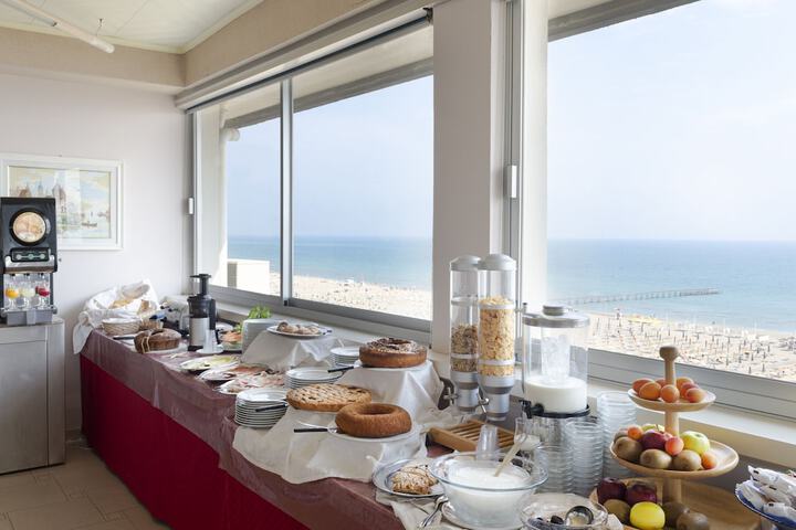 Breakfast/Coffee Service 30 of 82