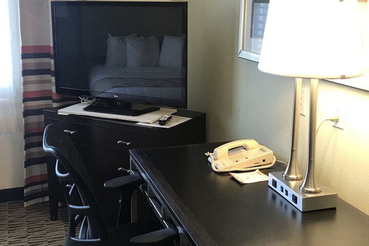 1 King Bed Mobility Hearing Impaired Accesible Studio Suite (16 of 17)