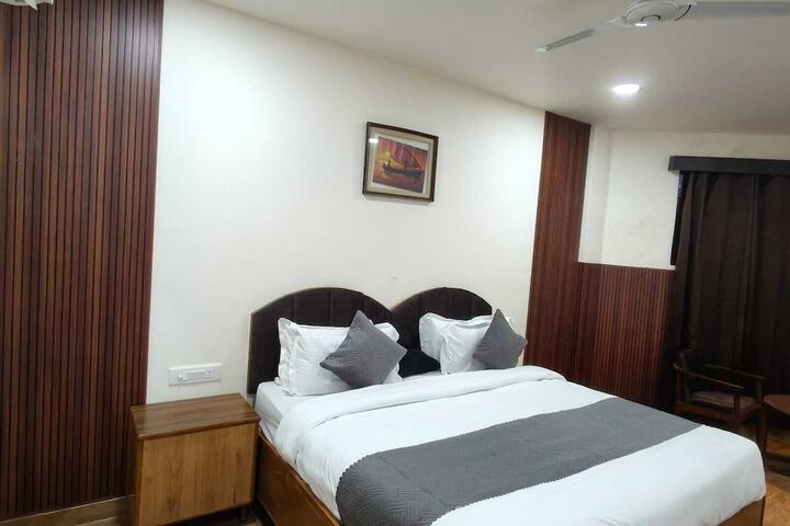 Room 4 of 9
