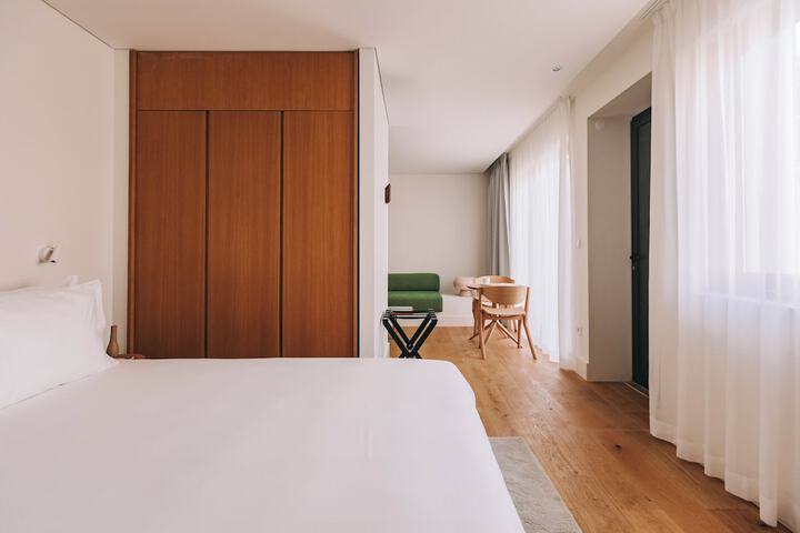 Room 3 of 186