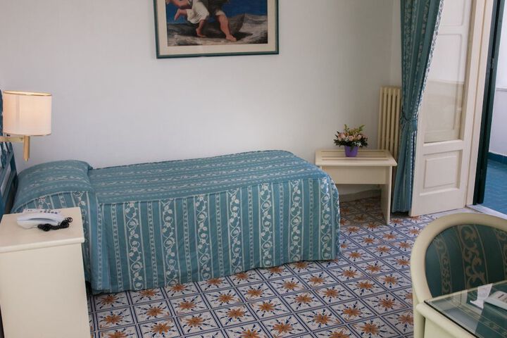 Room 5 of 60