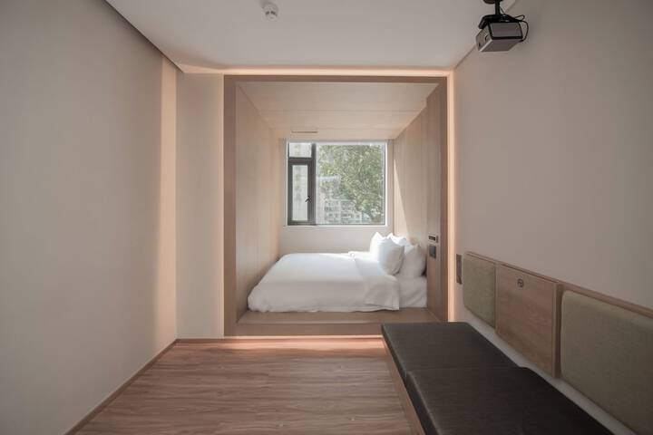 Room 10 of 13