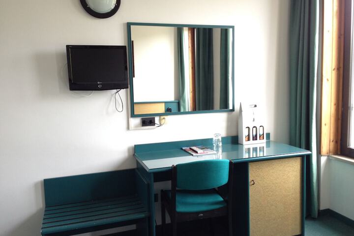 Room 10 of 33
