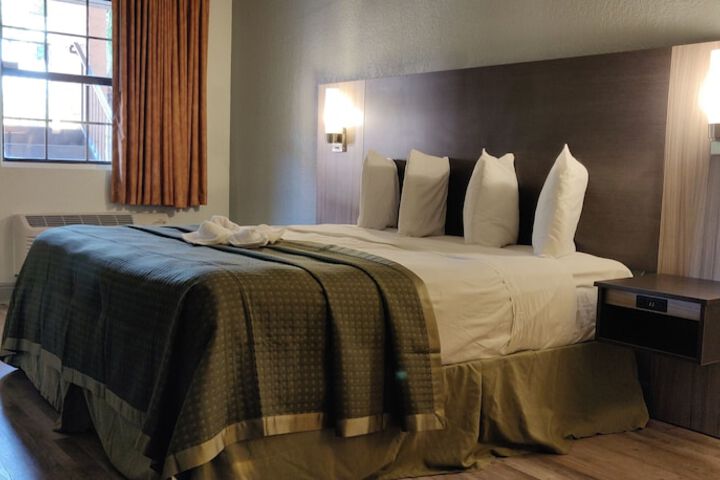 1 King Bed (12 of 19)