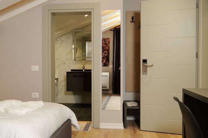 Room 25 of 40