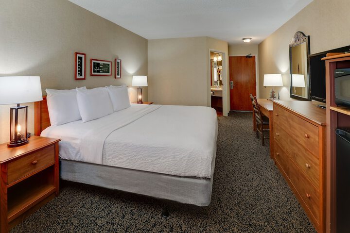 Deluxe King Bed (3 of 10)
