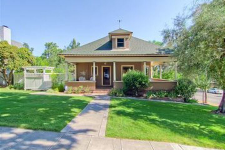 DOWNTOWN DIGGS 5 BR HOME BY REDAWNING