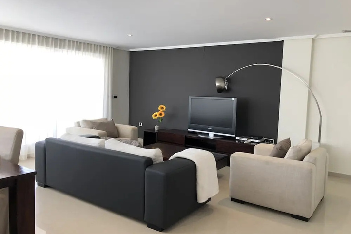 Room 4 of 16